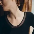 Merino-koszulka-z-welny-merynosa-CHANTELLE-czarna.webp